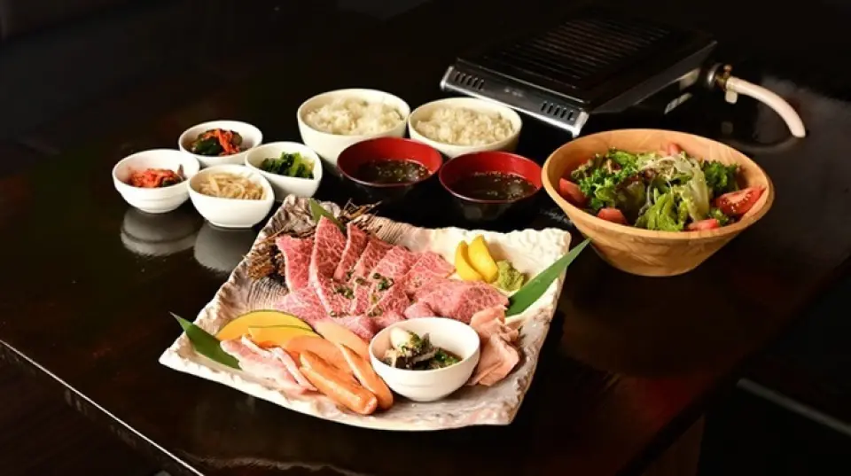 我們提供兩種套餐，讓您盡情享用烤肉。價格實惠的5,000日圓套餐包含泡菜、拌菜和米飯的無限暢吃。此外，還有10,000日圓套餐，包含各種肉類無限暢吃！肉食愛好者絕對無法抗拒。請盡情享受奢華時光◎