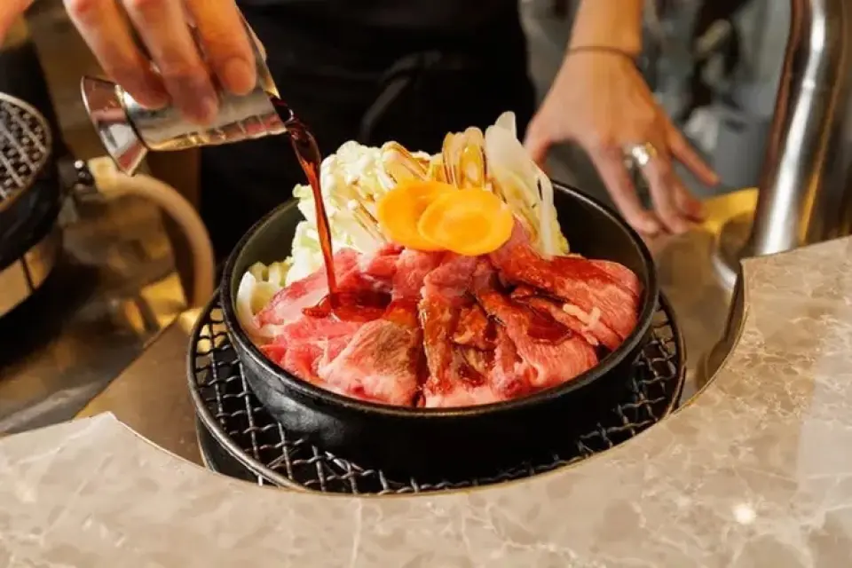 本店提供使用黑毛和牛、品牌猪肉、本地鸡等精选食材烹制的菜肴。菜单上备有使用曾在电视节目中亮相的黑毛和牛寿喜烧、入口即化的美味烤牛肉盖饭、烤肉、本地鸡寿喜烧、日南麻糬猪肉涮锅等丰富多样的美味佳肴！尤其以100%纯牛肉制成的静冈汉堡牛排人气十足！您可以根据自己的喜好选择合适的烹饪方式♪