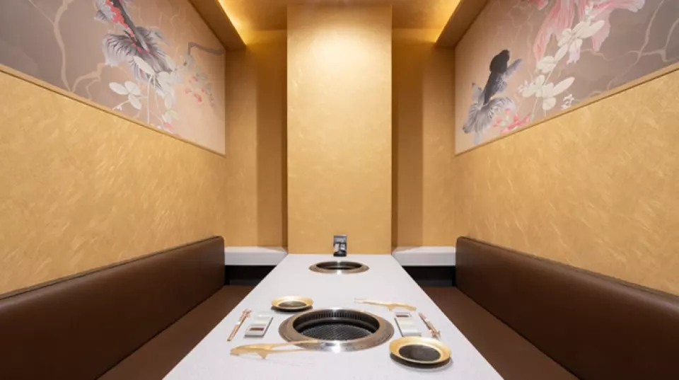本店距離八丁堀站和戎町站均需步行兩分鐘，交通便利，是宴請賓客或特殊約會的理想場所。除了半包廂外，我們還提供每人1100日圓的全包廂VIP包廂。餐廳可承辦30人及以上的宴會。我們營業至隔天凌晨5點，因此我們可承辦各種場合，從派對到派對，應有盡有。