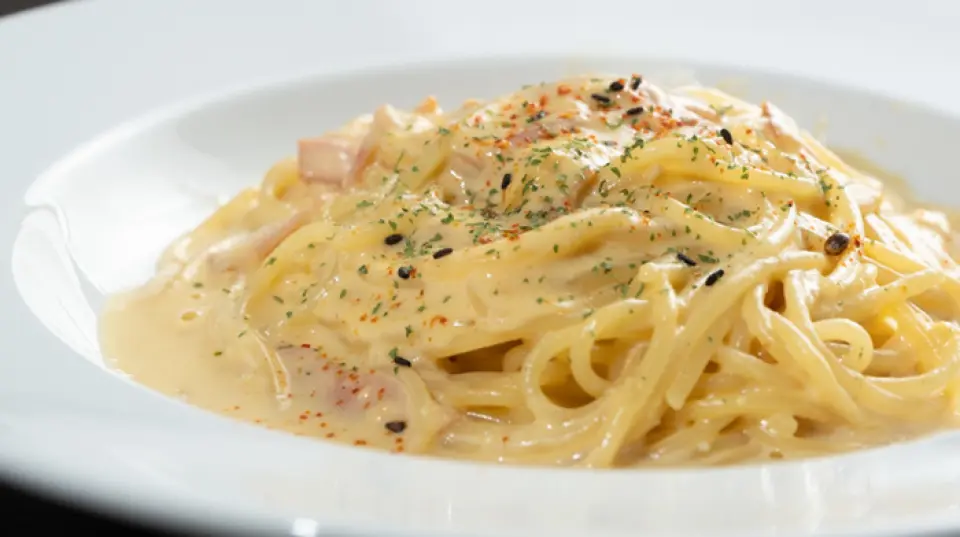 菜色種類豐富，價格實惠，您可以品嚐到創意日式料理和西式料理。尤其是義大利麵食，選擇非常豐富。推薦「白味噌培根蛋麵」。