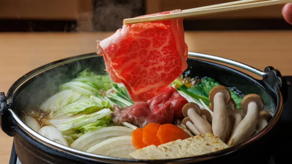 盡享日本引以為傲的宮崎牛壽喜燒，享受奢華無限供應的壽喜燒。宮崎牛擁有細膩的大理石花紋，入口即化的口感令人回味無窮。搭配甜辣醬汁，越嚼越香濃。此外，北海道產雪蟹和帝王蟹可無限量享用！盡情享受蟹肉的鮮甜與宮崎牛的濃鬱風味的完美融合。無論是肉食愛好者還是蟹肉愛好者，都能在這裡找到滿足！