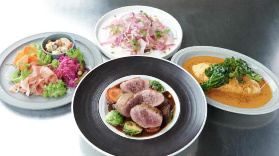 เราขอแนะนำคอร์สอาหารฝรั่งเศสแบบสบายๆ ราคา 3,000 เยน + ภาษีต่อท่าน คุณสามารถเพลิดเพลินกับอาหารทั้งหมด 4 จาน ได้แก่ เดลี่แพลตเตอร์ 4 รายการ คาร์ปาชโช อาหารเรียกน้ำย่อยจานร้อน และเมนูหลักเป็ดย่าง นอกจากนี้ คุณยังสามารถสั่งอาหารในวันเดียวกันแทนการจองได้ โปรดเพลิดเพลินไปกับเมนู *เมนูอาจมีการเปลี่ยนแปลง โปรดสอบถามรายละเอียดจากพนักงาน