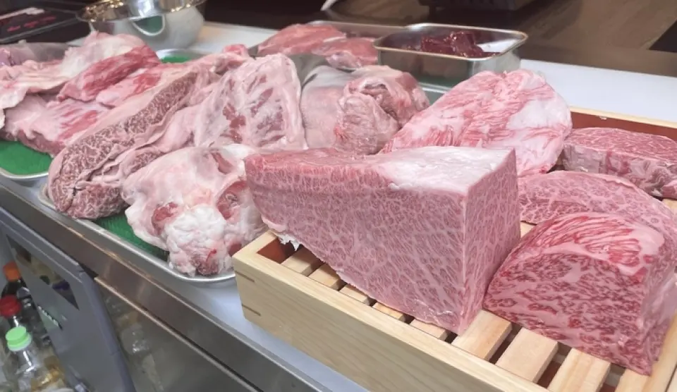 拥有10年烤肉经验的店主，从饲养良牛的饲养者那里，严选最优质的牛只，无论外观还是品牌，都力求做到真正美味。他尤其注重A5等级的母黑毛和牛，并购买整头牛肉供顾客享用。本店的另一个亮点是，您可以品尝到各种稀有部位的美味。