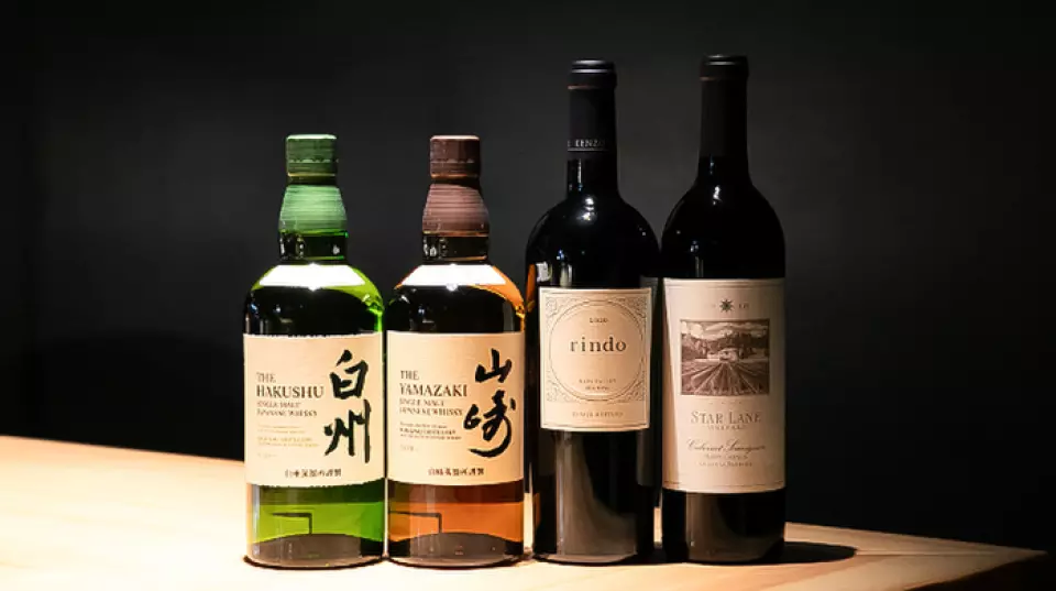 我们提供约20种精选威士忌，包括日本威士忌。酒款和品牌种类丰富，您可以根据自己的口味选择合适的酒品。此外，我们还提供20多种精选葡萄酒，从Kenzo Estate等知名品牌到适合搭配肉类的风味佳酿，应有尽有。我们拥有丰富的产品系列，供您尽情享用。