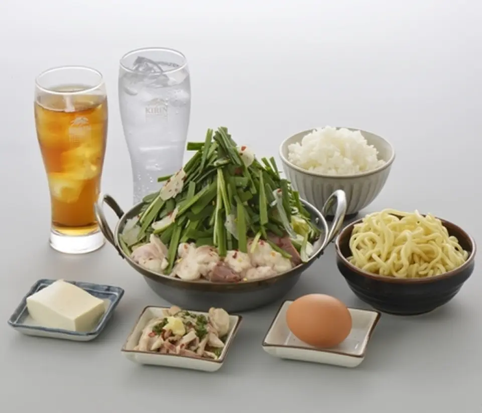 하카타 명물 "모츠나베". 원조 모츠나베 전문점으로 정통 하카타 모츠나베를 제공합니다. 산처럼 쌓인 부추를 특징으로 하는 하카타 모츠나베는 냄비에 푹 익어 부추 산이 냄비에 스며드는 시간을 만끽할 수 있습니다. 모츠나베는 매장에서만 드실 수 있습니다. 점심 한정 "하카타 최고의 추억 모츠나베 런치 세트"와 74%의 고객이 선택한 풀코스 "모츠나베 만족 세트" 등 단품 및 세트 메뉴를 제공합니다.