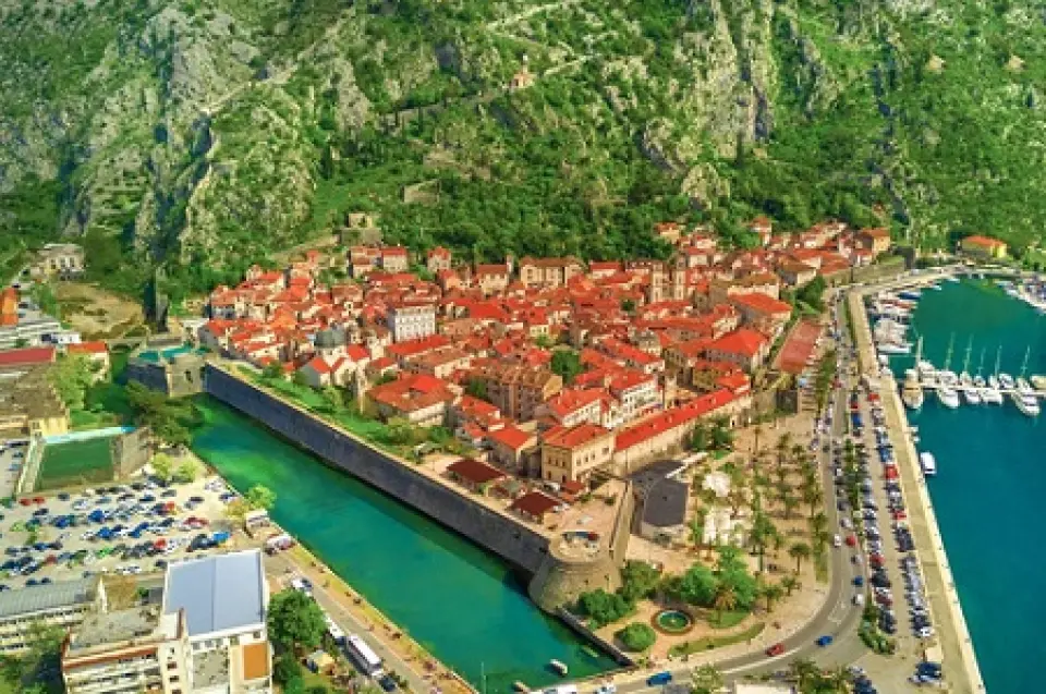 【杜布羅尼克〉61公里〉車●蒙地內哥羅科特古城景觀Montenegro〉入●科特峽灣Boka Kotorska(含峽灣交通船票)〉15公里〉科特古城Kotor〉90公里〉波多哥里查(蒙地內哥羅首都)／伊斯坦堡(飛行約1小時40分)】