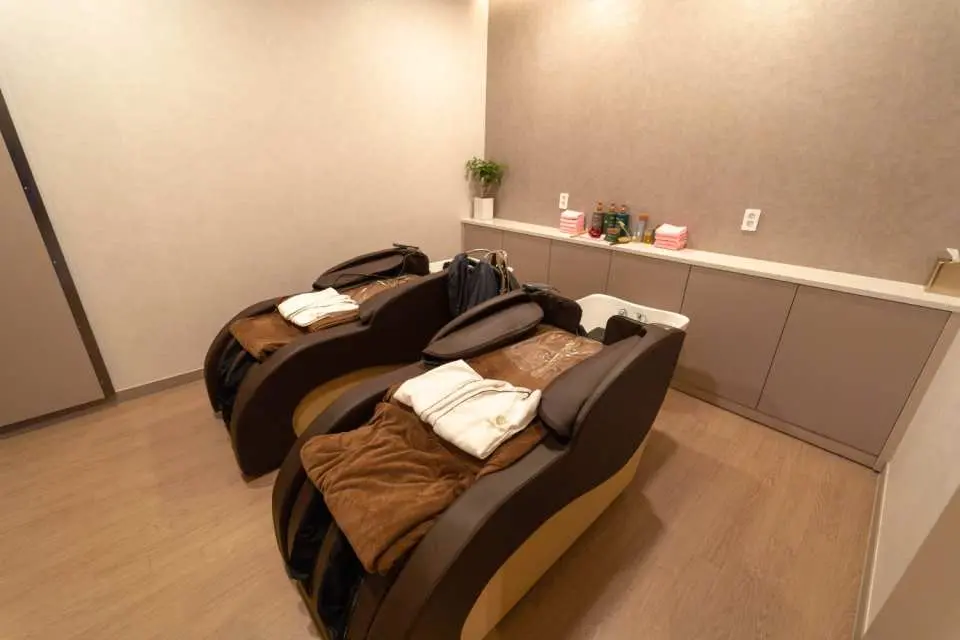 大邱 Beaulounge SPA 舒適的個人按摩躺椅，配有柔軟毛毯，顧客可在此享受寧靜的身體按摩或足部護理，徹底放鬆身心。