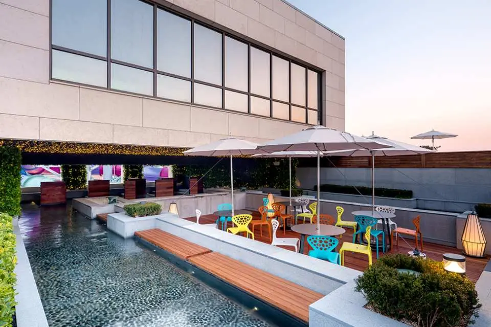 仁川Cimer SPA時尚戶外露台，繽紛座椅與水池造景，提供享受陽光、休閒交流的頂級放鬆空間。