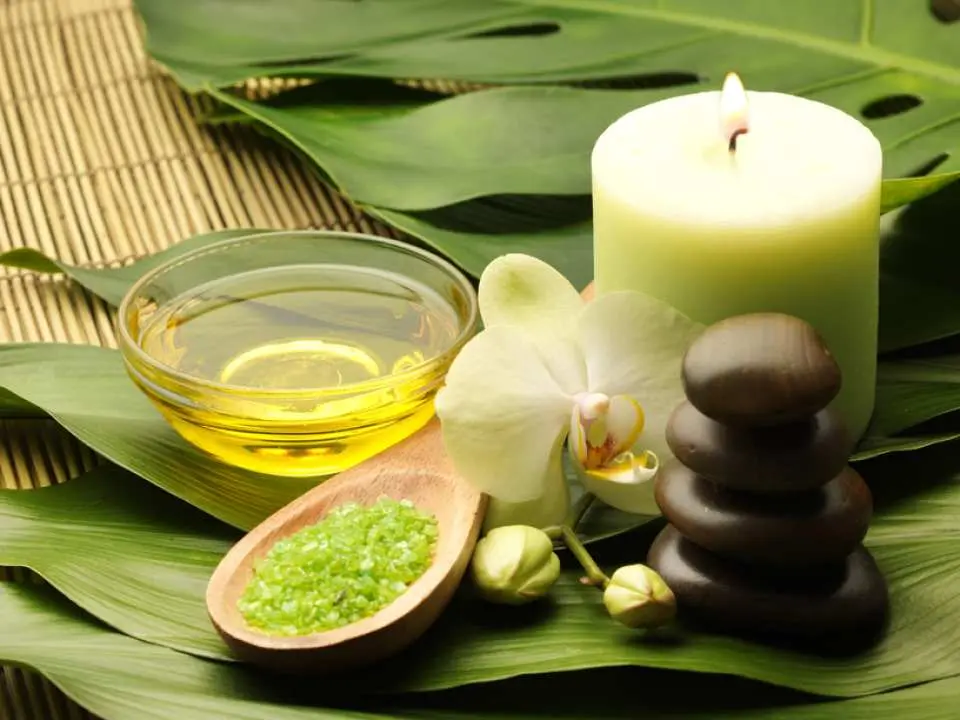 파타야 7 Spa Masha는 천연 허브 에센셜 오일, 아로마 캔들, 힐링 스톤, 생화를 전시하여 몸과 마음의 균형을 위한 태국 스파 분위기를 조성합니다.