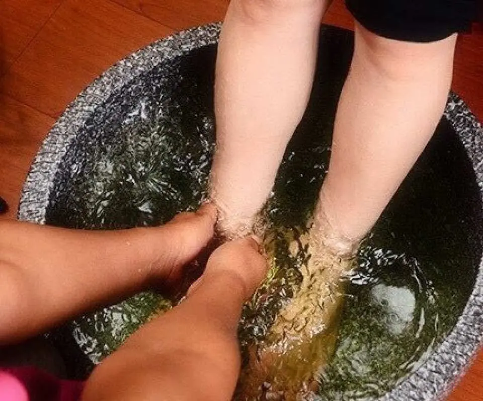 Trải nghiệm ngâm chân đôi tại Thai Xin Thai Life Spa ở Đài Bắc Tùng Sơn, tận hưởng dịch vụ làm sạch chân bằng muối biển trước khi mát-xa Thái, lý tưởng cho cặp đôi hoặc bạn bè cùng thư giãn.
