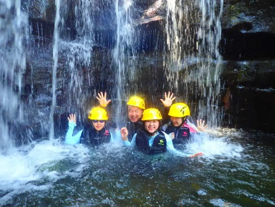 폭포에 맞는 체험