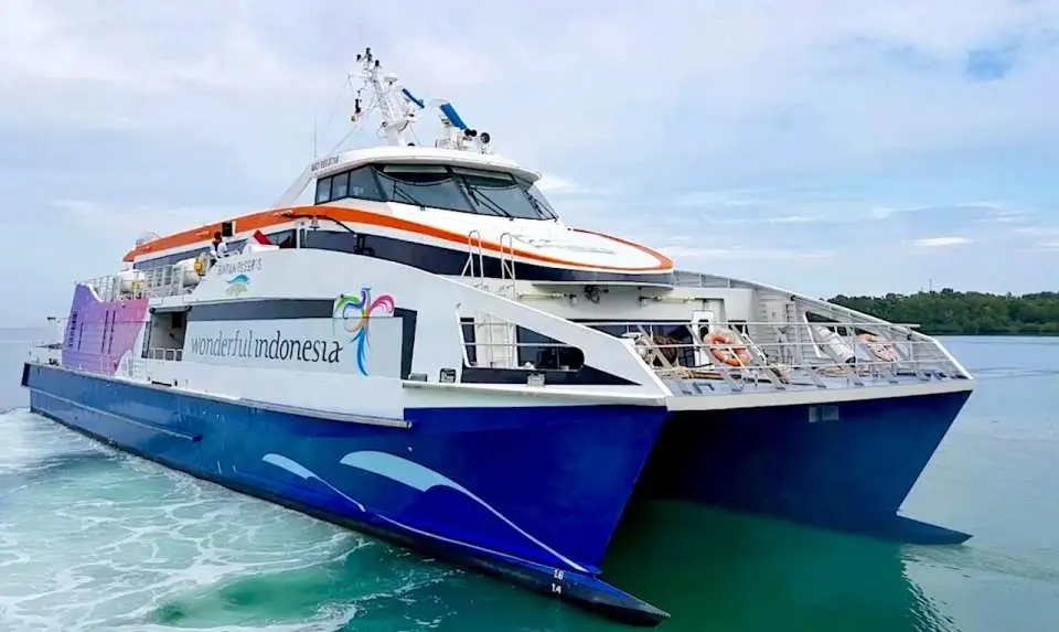 🚢 편리한 페리 서비스를 이용해 싱가포르에서 빈탄 섬까지 손쉽게 여행해 보세요.