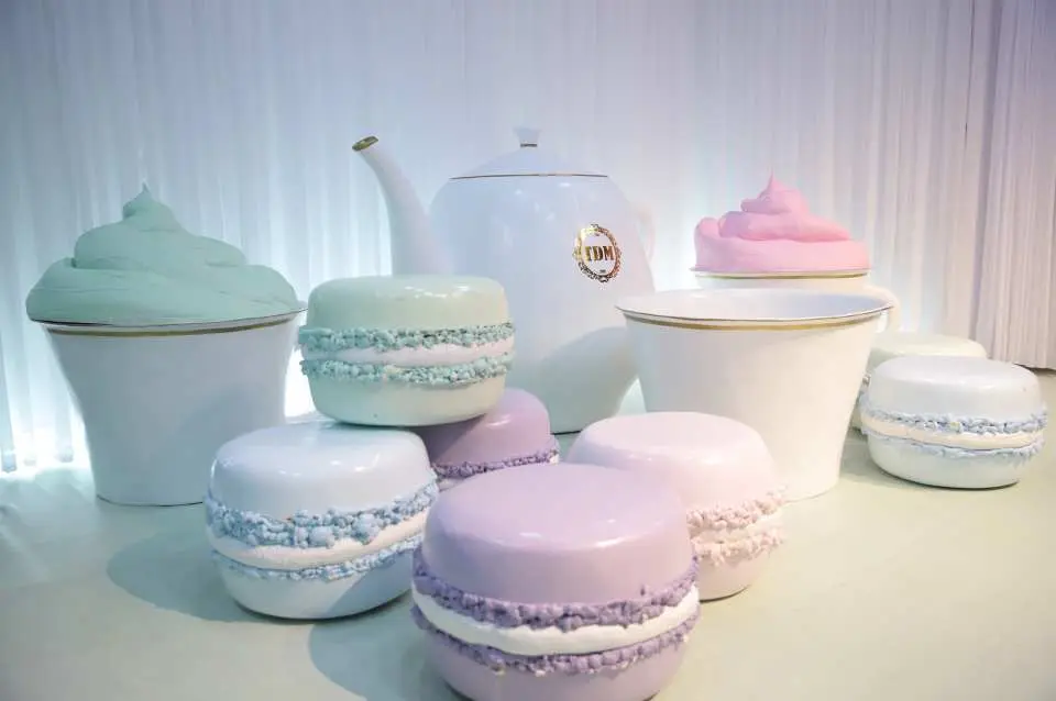 在马卡龙茶会上，在巨型马卡龙和茶杯中感受爱丽丝梦游仙境的感觉