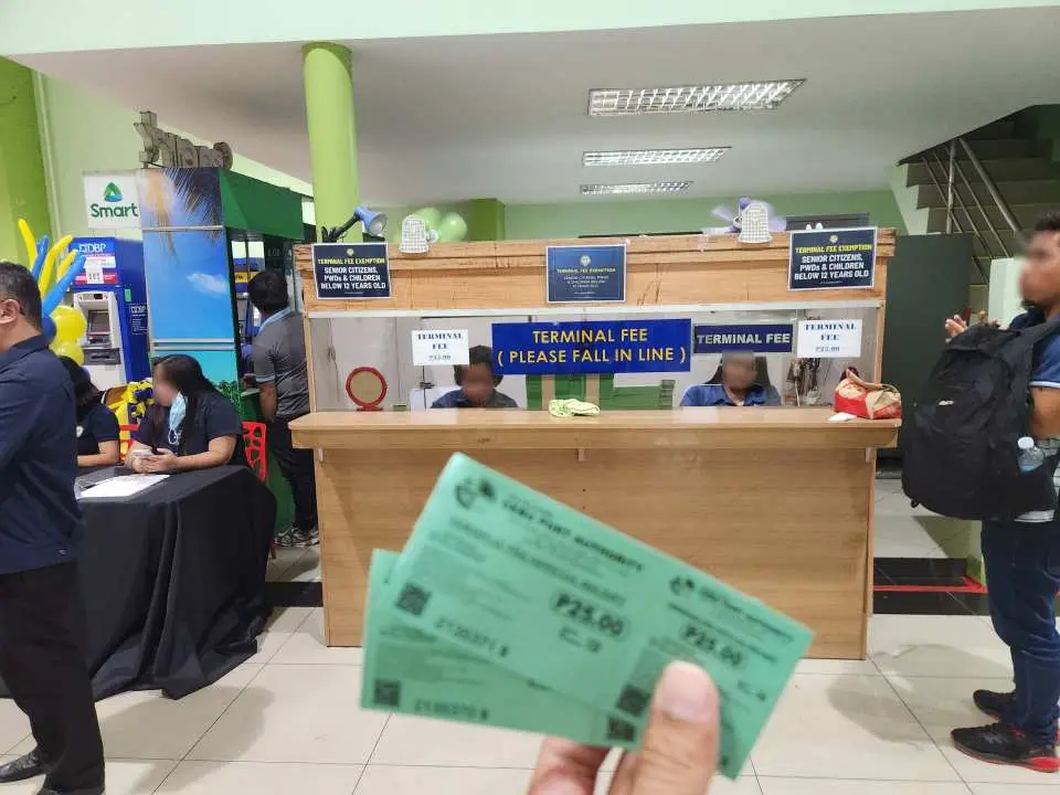 引換方法 ステップ1：ターミナルに入り、搭乗エリアに入る前にターミナル使用料をお支払いください。