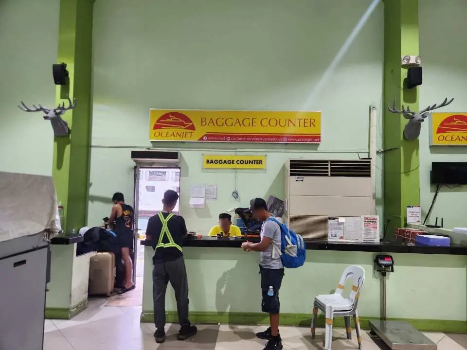 引換方法 ステップ3：乗船チケットを受け取った後、手荷物カウンターにて手荷物をお預けください（別途料金）