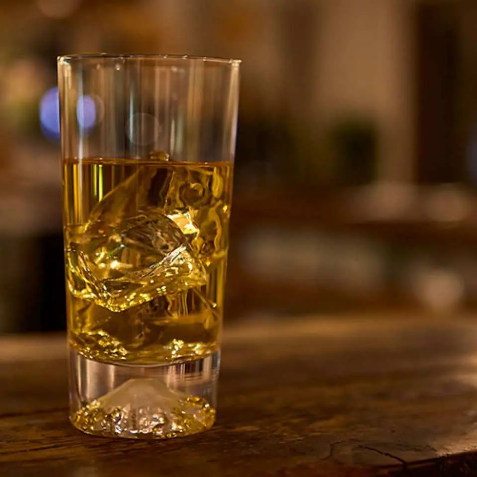 Hãy chạm tay vào Tall Cup