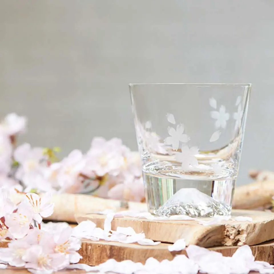 Chọn cốc Sakura Deluxe Edition lớn hơn