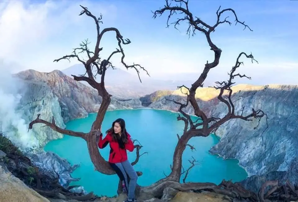 往山頂走，看著太陽詡詡升起，照映山下美麗的風景