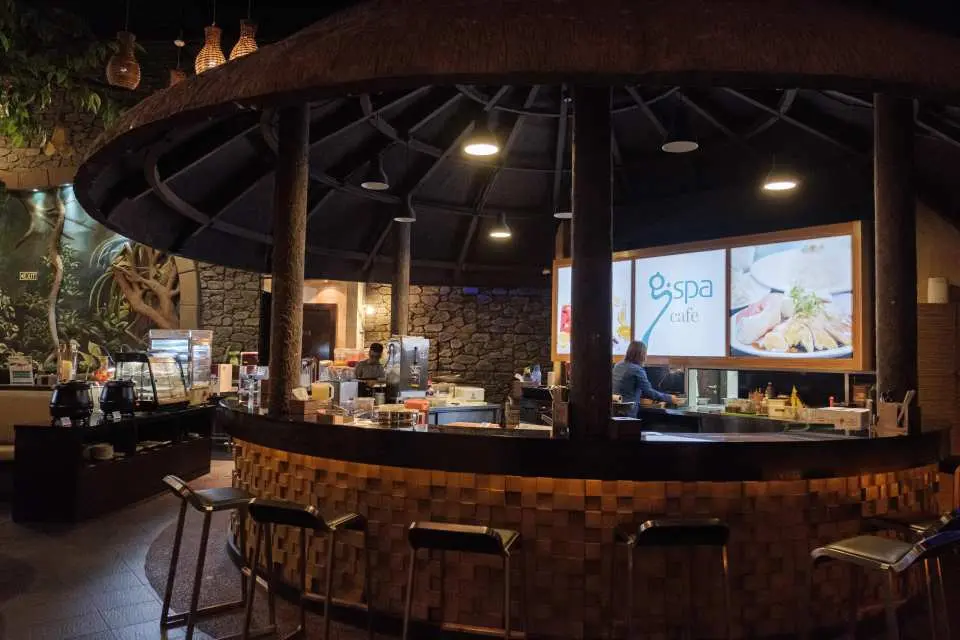 新加坡 g.spa 24小時水療休閒中心的舒適餐飲區，提供各式餐點與飲品，讓您隨時補充能量享受美食。