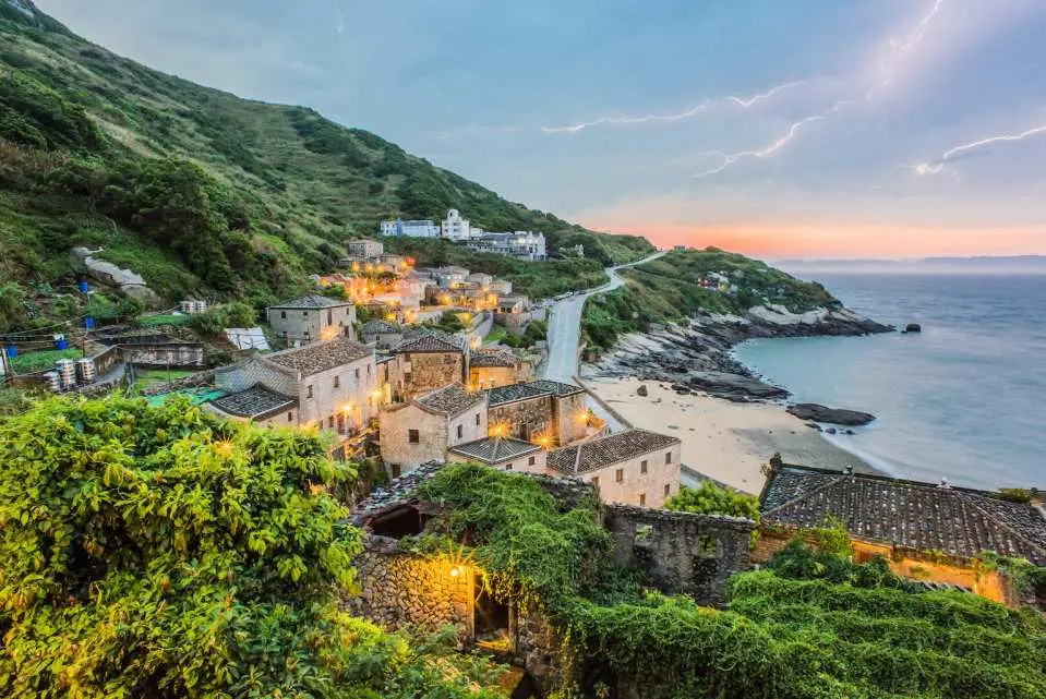 Qinbi Village는 조용한 환경을 갖춘 석조 주택의 완전한 정착지입니다. 마을 앞의 석영 해변은 하얗고 깨끗하며 푸른 물은 지중해에 필적합니다.
