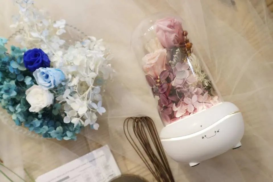 Close-up of Myosotis.flower Kwun Tong preserved flower humidifier DIY kit, showcasing blue and white preserved flowers, humidifier unit, glass dome, and floral materials for an easy crafting experience.