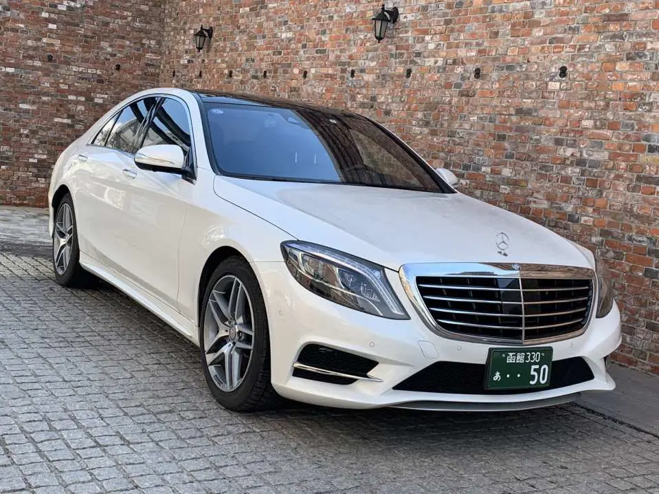 고급 차량을 타고 사랑하는 사람과 함께 저녁 데이트를 즐겨보세요. (메르세데스-벤츠 S400 E 샘플 이미지)