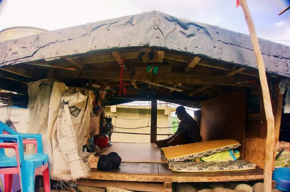 來到蘭嶼，讓曾經在地下屋長大的導覽解說員為了說明蘭嶼的歷史與達悟族文化，展開深度的蘭嶼旅行。