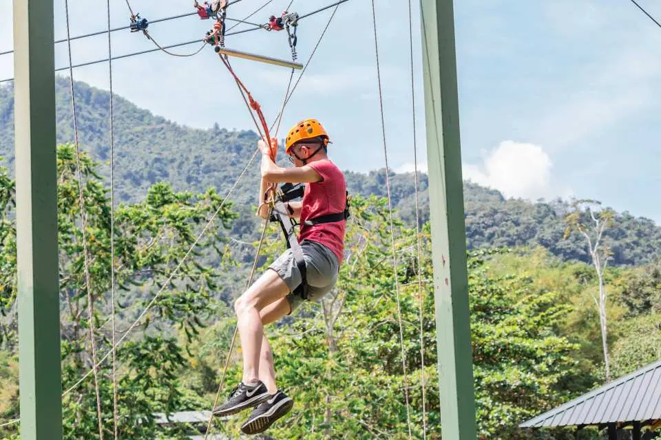 馬來西亞沙巴婆羅洲最大的高空滑索，遊客在綠意盎然的叢林中翱翔，體驗俯瞰京那巴魯山脈的刺激感。