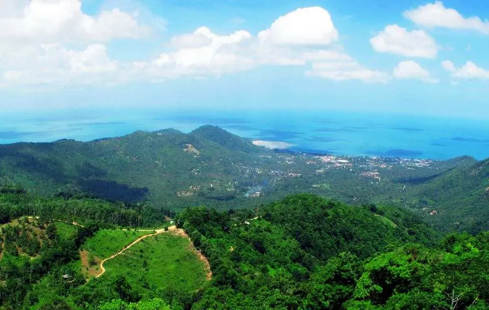 登上山頂，欣賞一覽無遺的蘇美島美景。