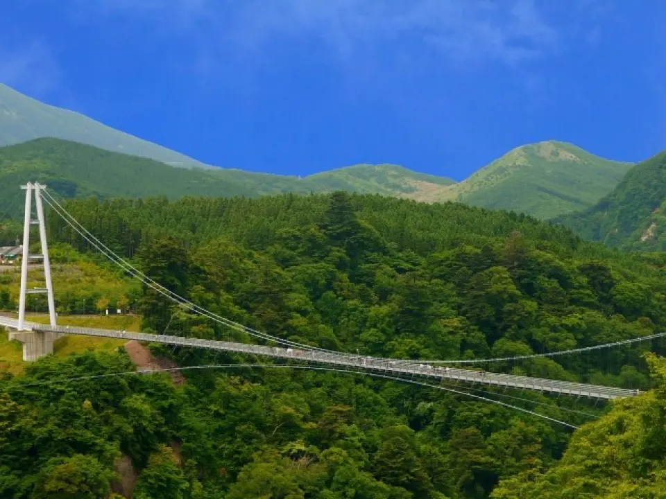 【入●由布院之森列車〉照●湯布院〉特別贈送人氣B-SPEAK奶油卷〉照●湯之坪歐洲童話村〉照●金鱗湖〉入●九重夢大吊橋〉阿蘇溫泉】