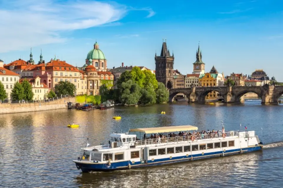 【照●布拉格老城天文鐘Old Town〉入●伏爾他瓦河遊船Vltava Cruise〉132公里〉卡羅維瓦利】