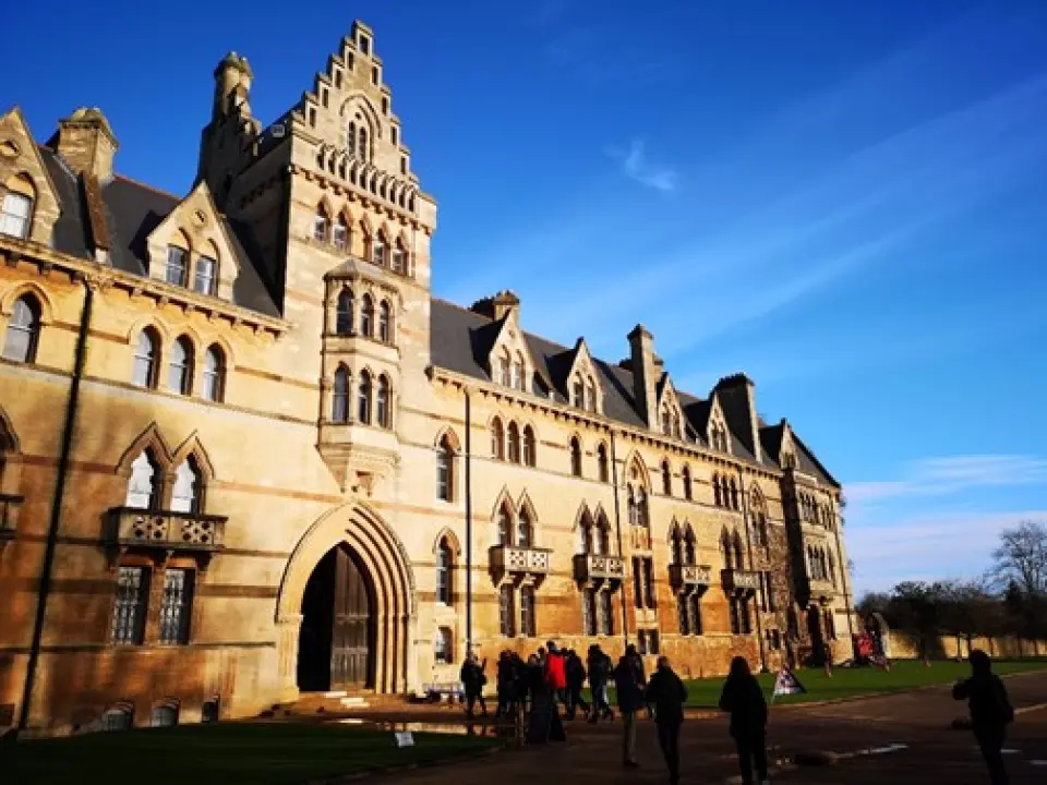 【倫敦〉142公里〉入●巨石陣Stonehenge〉116公里〉牛津Oxford〉照●牛津大學University of Oxford〉照●基督教堂學院Christ Church〉照●瑞德克利夫拱頂Radcliffe Camera〉英格蘭中部小鎮】