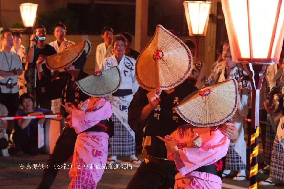 「越中八尾」地区的传统民谣庆典「おわら风之盂兰盆」（OWARA风之盆）
