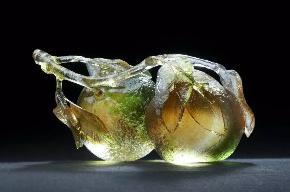 呂美麗精雕藝術館內一件精緻琉璃藝術品，以透明和漸層色彩呈現植物果實，展現其獨特的鄉土與自然系列。