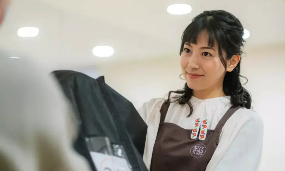 【行李寄存服務】觀光不需要的行李可以寄放在店內。手提箱等大件行李需支付額外費用。如果您願意，請現場付款。