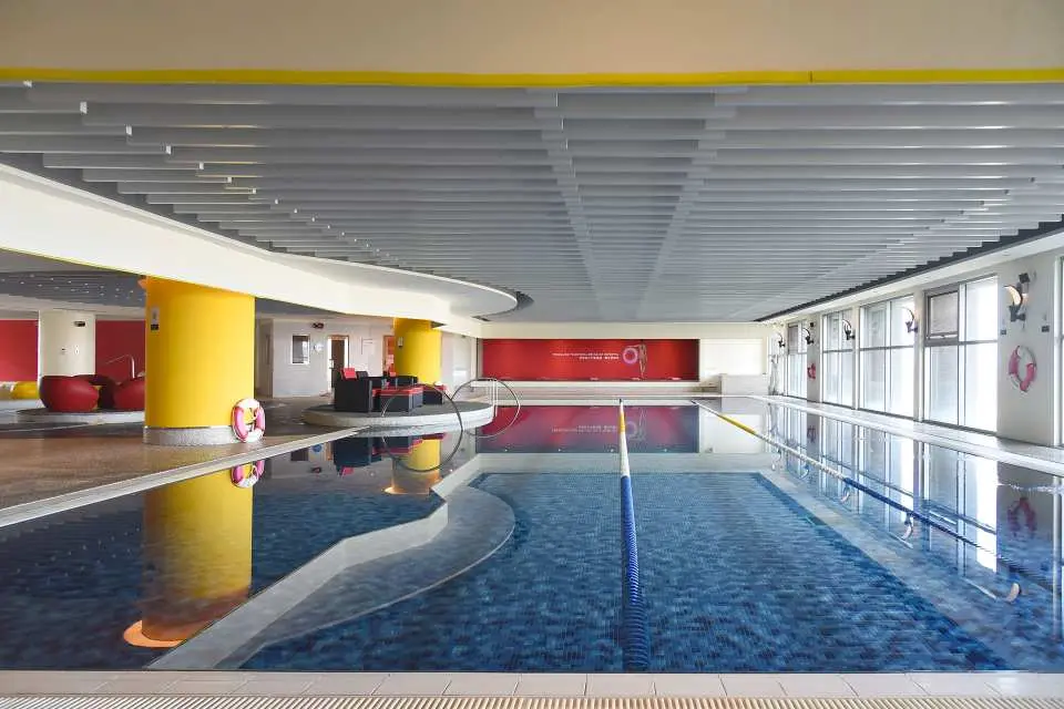 Swimming pool｜Equipped with a 25-meter 28°C standard indoor heated swimming pool, 24-hour ozone sterilization to achieve the best odorless and clear water quality