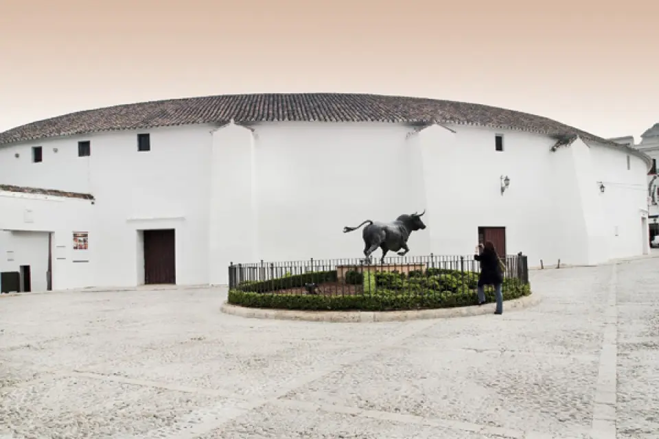 【格拉納達〉154公里〉照●米哈斯Mijas〉94公里〉隆達Ronda〉傳統牛尾風味餐〉入●鬥牛場Bullring〉入●鬥牛博物館Bullfighting Museum〉113公里〉直布羅陀】