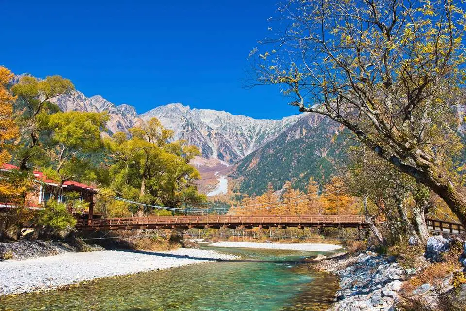 河童橋是上高地的象徵性景點，由落葉松木建成，橋上可眺望穗高連峰、岳澤溪谷、燒岳及清澈梓川，步行5分鐘可達，每逢秋季吸引眾多遊客。