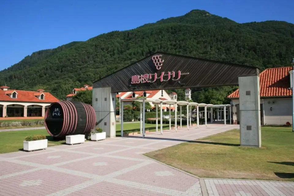 【入●足立美術館〉入●島根葡萄酒廠(安排享用島根和牛燒肉套餐，贈送飲料一杯)〉入●出雲大社、大注連繩〉入●松江城堀川遊覽船〉照●島根松江城(不上天守閣)〉入住溫泉飯店】