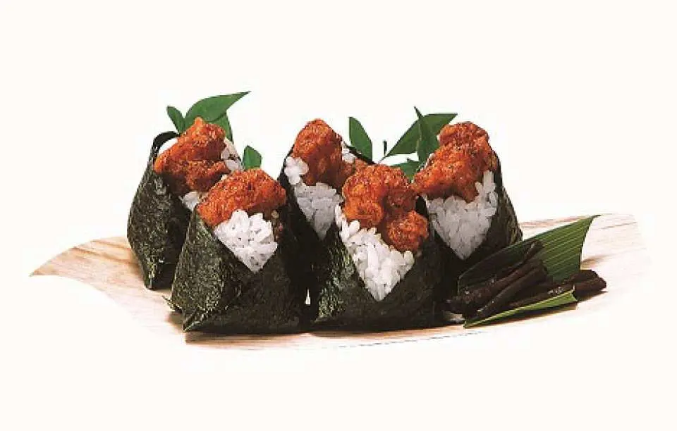 名古屋一日遊附贈的五份美味天婦羅飯糰輕便午餐，酥脆海苔與特製天婦羅。