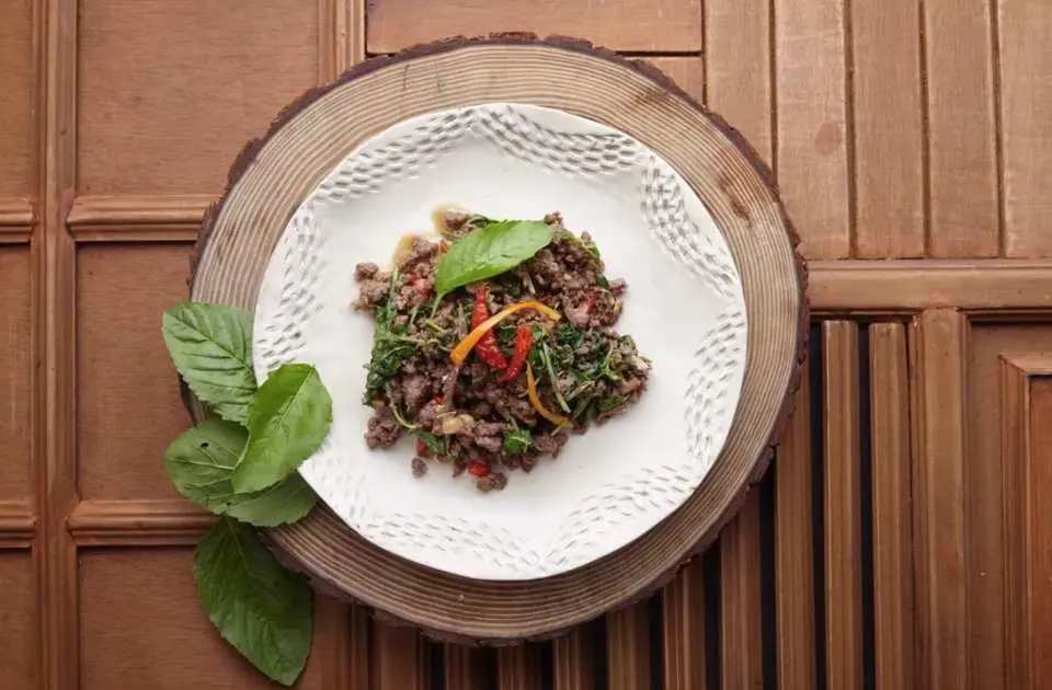 經典曼谷美食打拋豬肉飯，香辣夠味，以新鮮羅勒葉點綴，是泰國美食通行證不可或缺的道地選擇。