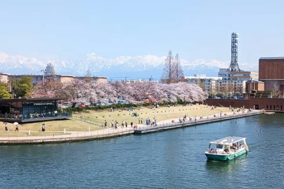 【入●日本三大名園－兼六園（贈送金箔冰淇淋）〉入●鬱金香四季彩館〉入●富岩運河環水公園〉入●星巴克富山環水公園店（贈送飲品）】