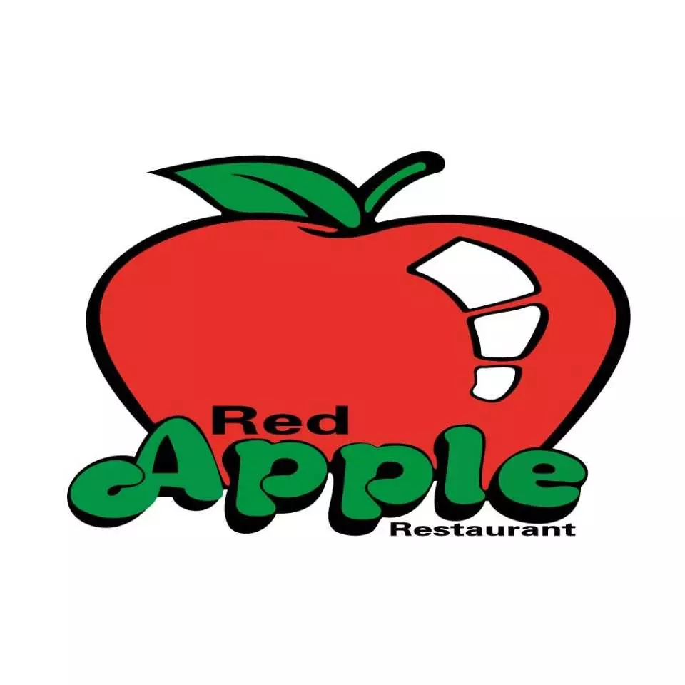 黃刀鎮「紅蘋果餐廳」嘅標誌，以紅蘋果圖案搭配綠色字體「Red Apple Restaurant」，象徵早午餐地點。