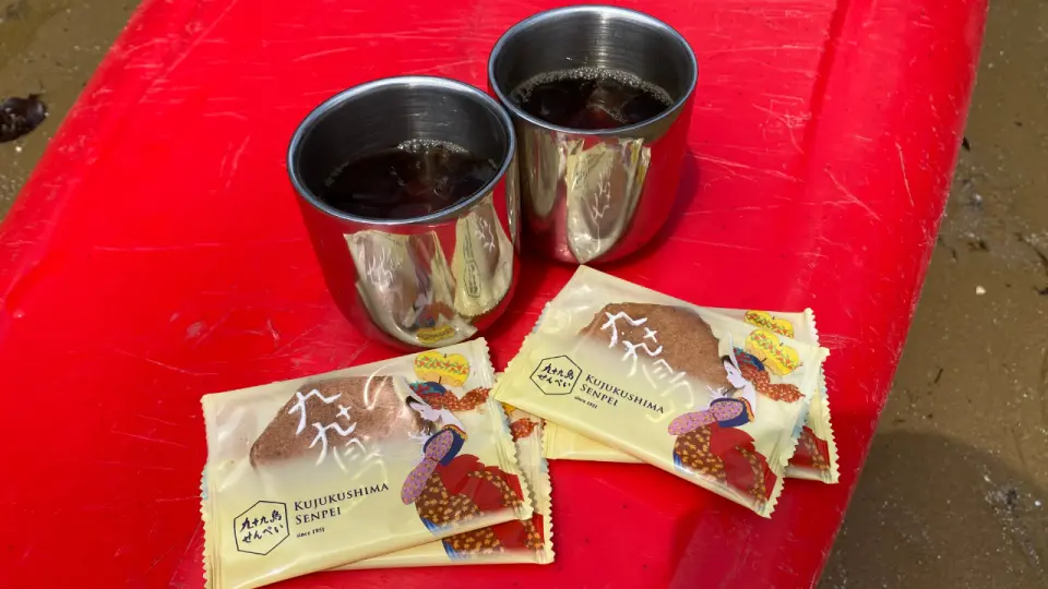 無人島休憩時光，兩杯熱飲與九十九島特色仙貝，為獨木舟之旅帶來溫暖的風味享受。