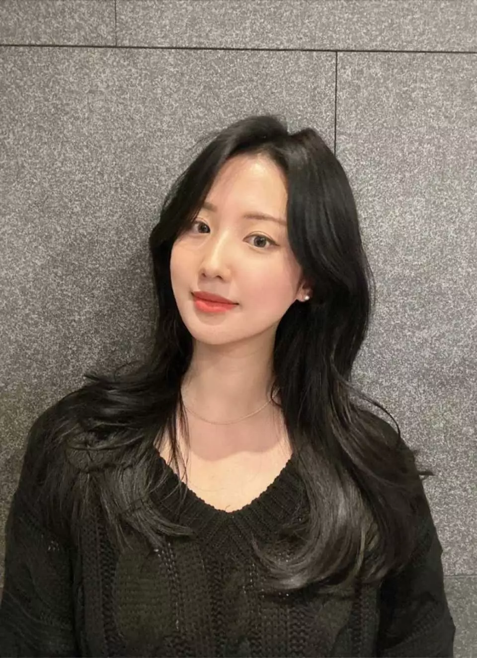 JUNO HAIR's elegant Korean-style long hair design for female clients, featuring natural soft waves and layers, creating a graceful and captivating look.