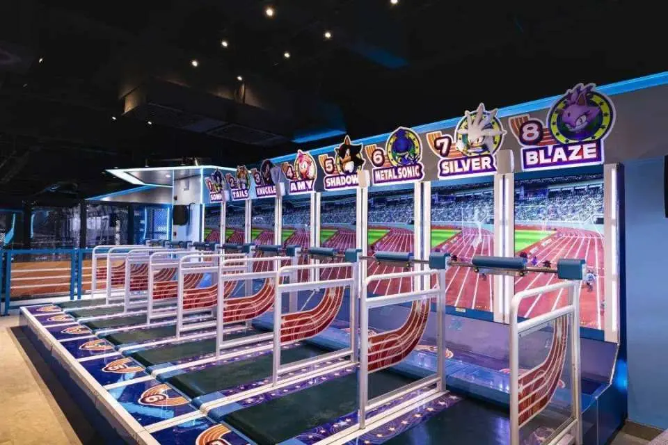 Interactive racing game stations at Guangzhou Sonic the Hedgehog Paradise, where players choose different Sonic characters to experience speed and engage in thrilling race challenges on screen.