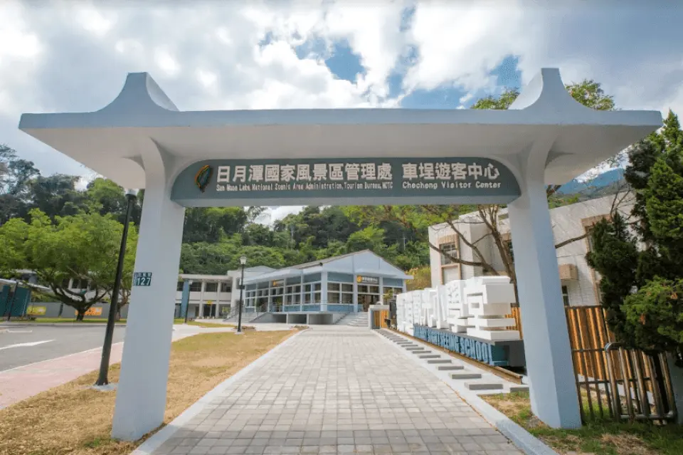 【车埕线】台湾好行车埕线行驶于日月潭-水里-车埕间，奔驰于群山的环抱间，沿途经过月牙湾、水社坝与向山行政中心，饱览台湾中心的水岸风情；以及特色游学中心、头社、蛇窑，可以参与攀岩或攀树课程、参访头社活盆地的环境奥秘，并动手感受玩陶的乐趣；最后带领旅客抵达全台最美木制车站「车埕站」，感受「最后的车站」的幽静。 「台湾好行车埕线」串起日月潭与车埕，并可于车埕转乘台铁集集支线前往集集、龙泉等站，体验独特的山城秘境。