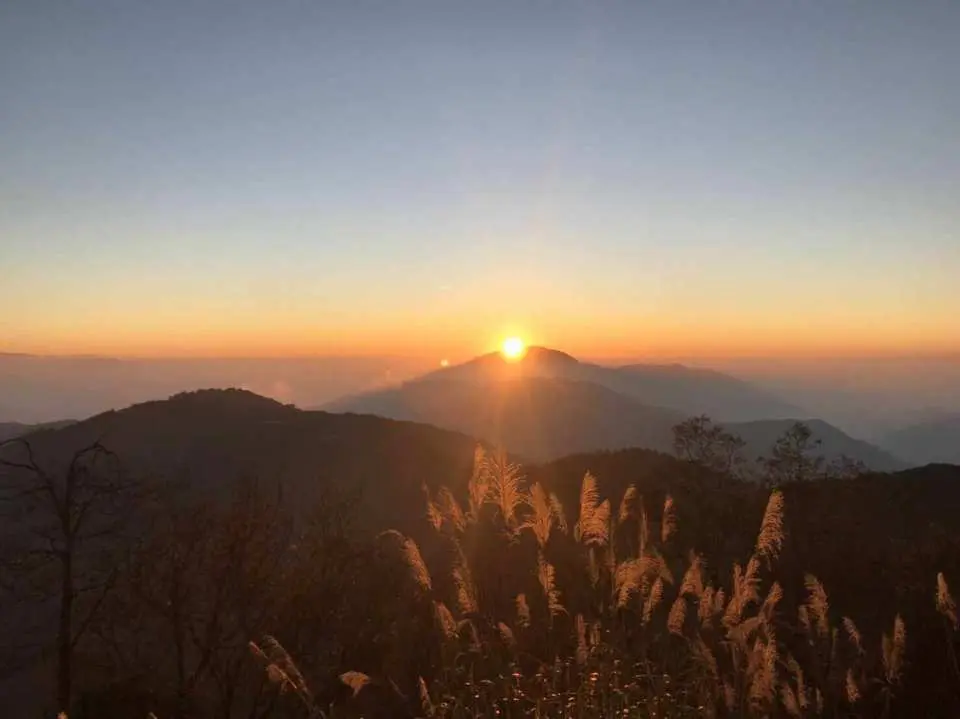 【清境线】台湾好行清境线为往合欢山的路线之一，由埔里总站出发，搭乘清境线沿路可以看到由低海拔到高海拔的景致，并可至青青草原看绵羊秀，更可规划两天一夜「暗空公园」观看星星的游程，想要在高山上呼吸新鲜空境，就搭乘台湾好行-清境线吧！