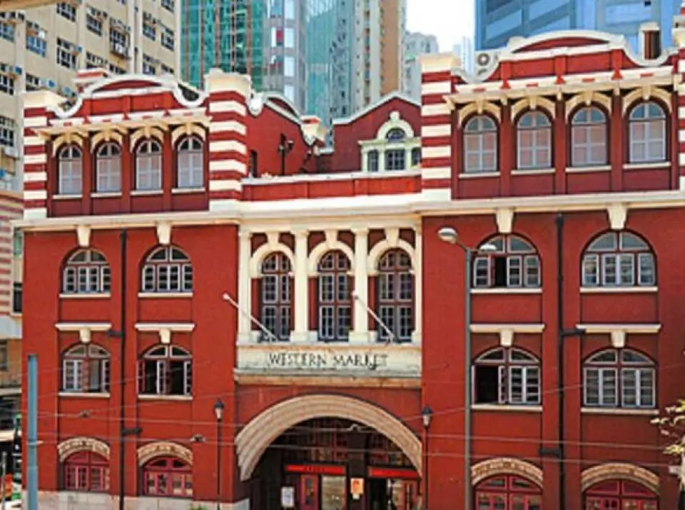 香港上環嘅西港城，以其獨特嘅紅磚維多利亞式建築風格聞名，係舊城中環文化遺產導覽嘅亮點之一。