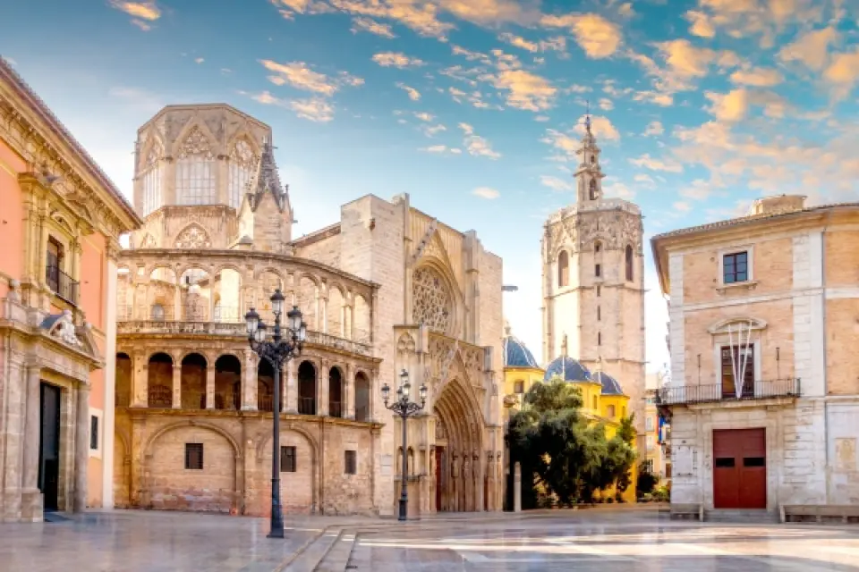 【格拉那達Granada〉349公里〉阿利坎特ALICANTE〉照●濱海大道Explanada de España〉168公里〉瓦倫西亞VALENCIA〉照●絲綢交易中心Llotja de la Seda〉照●瓦倫西亞大教堂Valencia Cathedral〉照●科學藝術城City of Arts and Sciences】